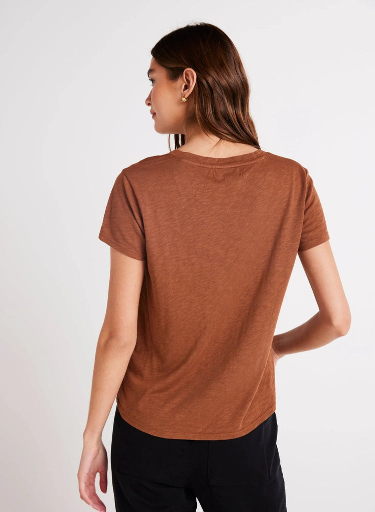 Bella Dahl - Side Slit V - Neck Tee - Brown - T-shirt_Bella Dahl - Aritmetik - montreal