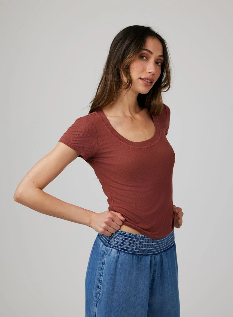 Bella Dahl - Wide Scoop Neck Tee - Beachwood - T-shirt_Bella Dahl - Aritmetik - montreal