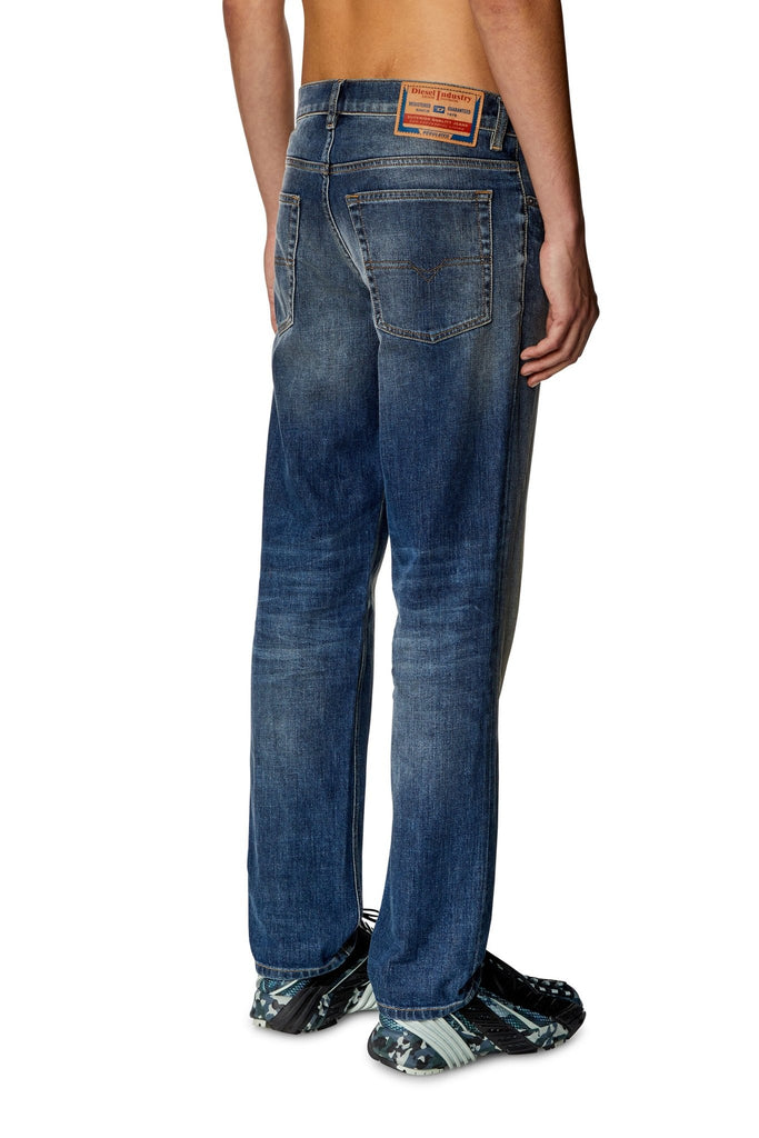 DIESEL - Tapered Jeans 2023 D-Finitive 09H43-Jeans_DIESEL-Aritmetik-montreal